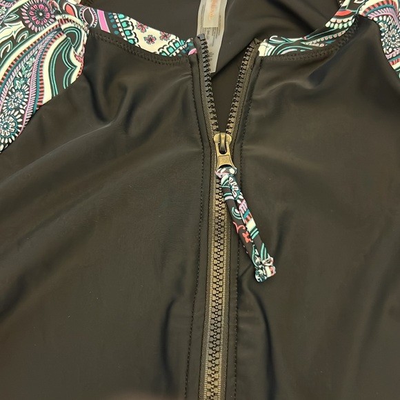 NWT Raisins Rashguard - Picture 4 of 6